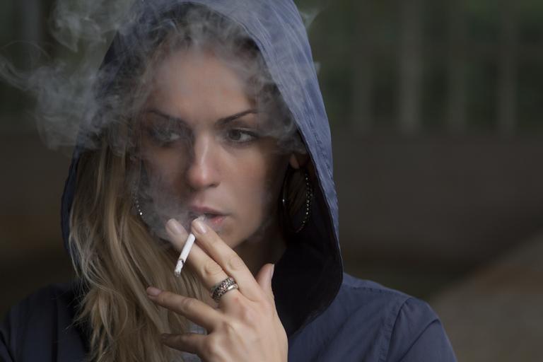 žena kouří cigaretu