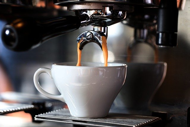 kávovar vyrábí latte espresso