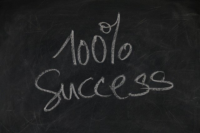 tabule s nápisem 100% úspěch
